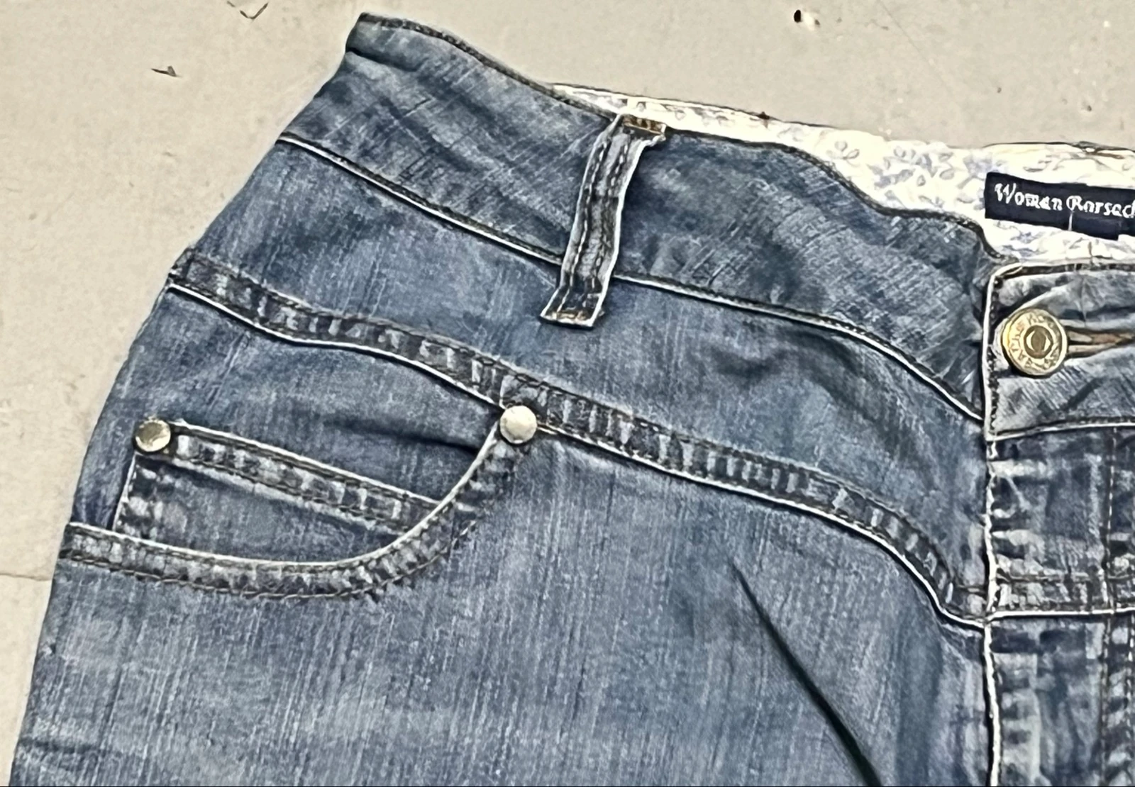 Calça jeans azul com letras de strass na parte de trás – photo 10